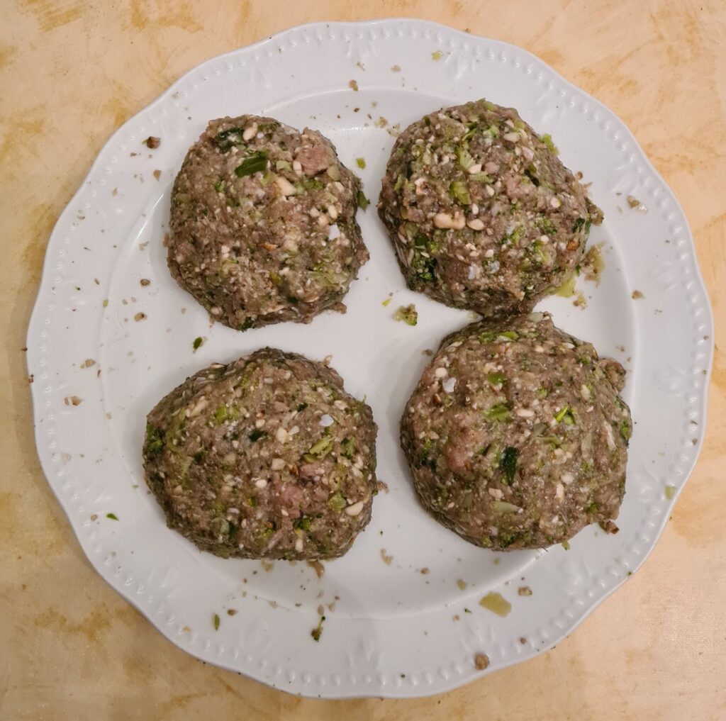 Brokkolie-Champignon-Frikadellen, roh