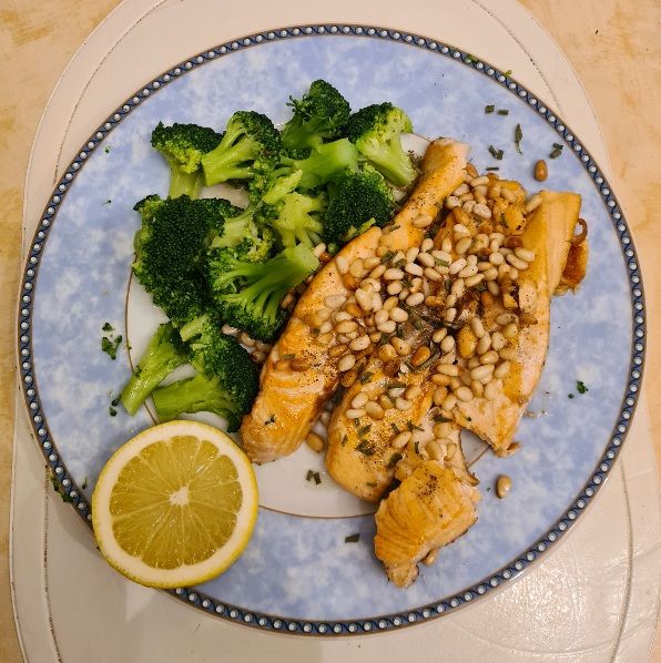 Lachs an Brokkoli mit Zedernnüssen
